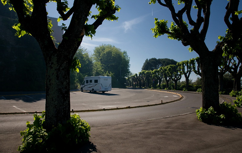 1 toskana D35_7642 als Smart-Objekt-1 Kopie.jpg - Die Fahrt zum Lago Maggiore begann mit einer traumhaften Landschaft ,der Emilio Romanio . Nach ca 30 Kilometer Serpentinenfahrt , die sehr schön aber auch sehr anstrengend war , sind wir zum ersten Mal auf die mautpflichtige Autobahn gefahren. Ohne italienische Sprachkenntnisse mussten wir mehrmals einen Automaten für Scheckkarten zum bezahlen der der einzelnen Mautabschnitte bedienen. Nach dem fünften oder sechsten mal " Karte rein Karte raus" ging dann irgendwie die Schranke auf . Am ausgesuchten Stellplatz dann die Überraschung . Der Platz war wegen einer Wochenendkirmes total zugeparkt. Haben uns dann einen normalen Parkplatz zum übernachten gesucht ( ist in Italien erlaubt ).